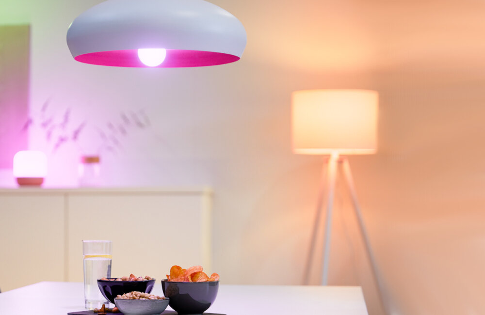 Inteligentna żarówka LED WIZ 929003008901 7W E27 WiFi nastrojowe światło jasne i wyraziste ciepłe przytłumione funkcja całodobowego harmonogramu