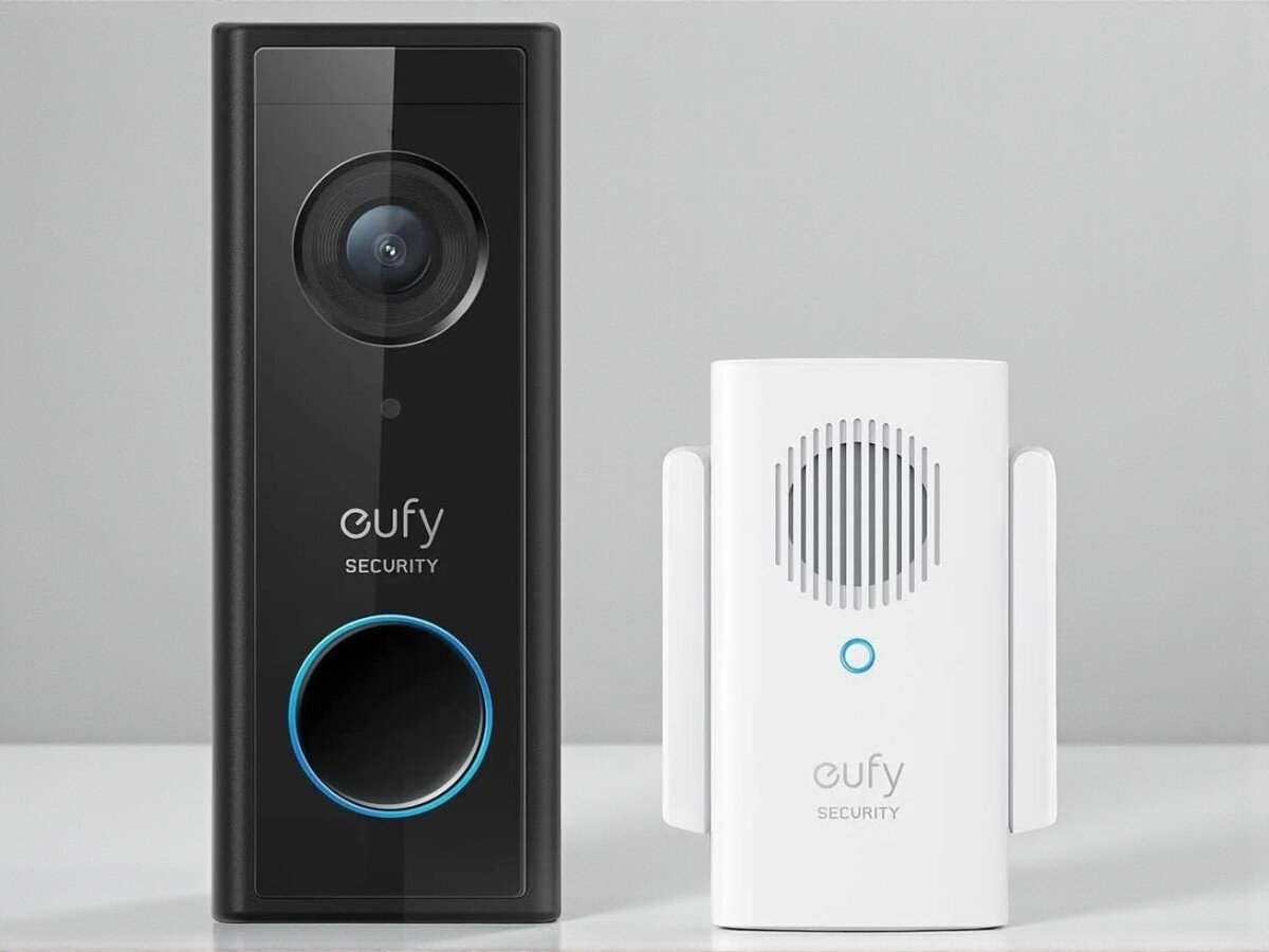Wideodomofon EUFY Doorbell Slim ‎Bezprzewodowy Wi-Fi, wideodomofon, dzwonek, montaż, wygoda, bezpieczeństwo, Zbliżenie wideodomofonu Eufy Doorbell Slim i odbiornika Chime, detale konstrukcji obu urządzeń.
