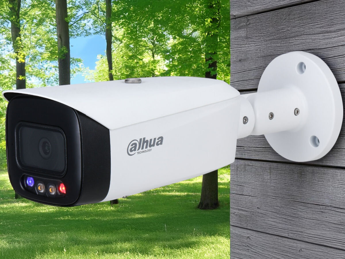 Kamera DAHUA HFW3249T1-AS-PV-0280B Zewnętrzna, LAN, Kamera obrotowa, obserwacja, monitoring, nagranie, bezpieczeństwo, kamera zamontowana do ściany budynku w tle teren lesisty