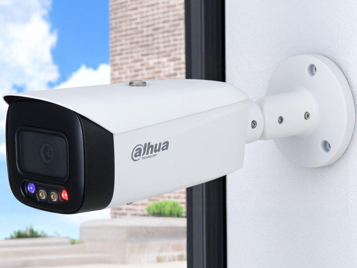 Kamera DAHUA HFW3249T1-AS-PV-0280B Zewnętrzna, LAN, Kamera obrotowa, zasilanie, poe, karta, pamięć, kamera zamontowana do ściany budynku w tle taras