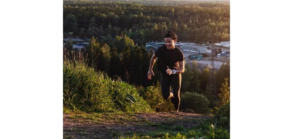 Smartwatch SUUNTO 3 Baro Titanium  ekran bateria czujniki zdrowie sport pasek ładowanie pojemność rozdzielczość łączność sterowanie krew puls rozmowy smartfon aplikacja 