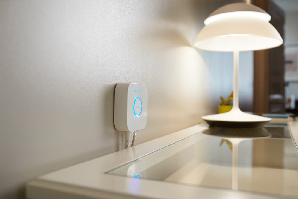 Inteligentna żarówka LED PHILIPS HUE 212378 9W E27 Wi-Fi (2 szt.) + Mostek mostek PHILIPS HUE serce inteligentnego oświetlenia HUE steruje działaniem całego systemu płynna współpraca synchronizuje światła z domowymi multimediami harmonogramy automatyzacja włączania się i wyłączania się świateł współdziałanie z innymi systemami Smart home