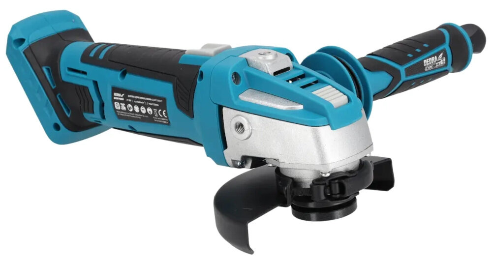 Zestaw elektronarzędzi DEDRA N0303G02 szlifierka na białym tle widoczna od przodu pod skosem obudowa z nylonu z domieszką włókna szklanego duża odporność na wstrząsy uderzenia i działanie promieni UV znosi intensywne użytkowanie