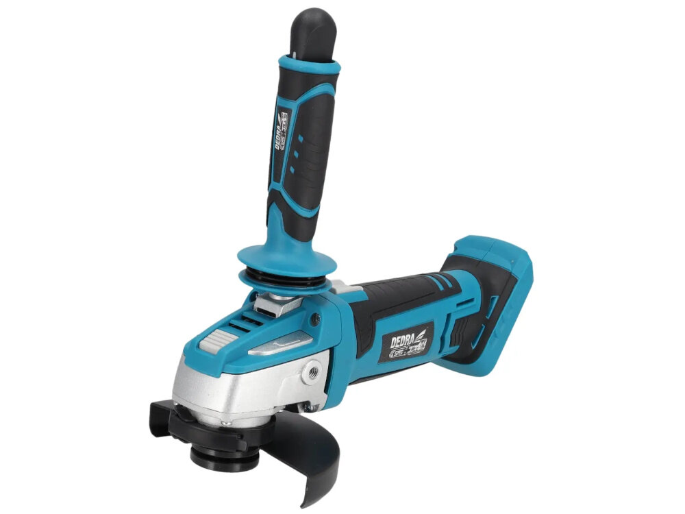 Zestaw elektronarzędzi DEDRA N0303G02 szlifierka na białym tle widoczna od tyłu pod skosem rękojeść na górze korpusu osłona tarczy może być szybko przestawiona bez potrzeby używania dodatkowych narzędzi trzy pozycje uchwytu bocznego kluczyk do wymiany tarcz w rękojeści komfort użytkowania krótki czas przestojów