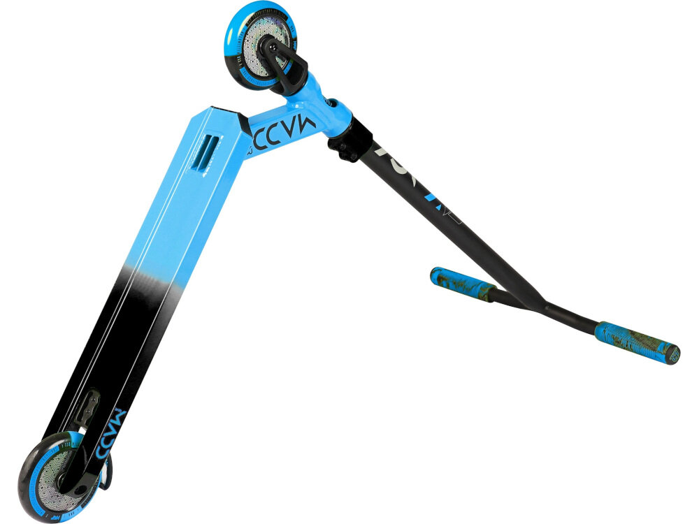 Hulajnoga wyczynowa MADD GEAR Kick Pro Niebiesko-czarny ciekawy wzór na szerokim podeście jezdnym konstrukcja bardzo wytrzymała wzmoncniony płaski podest długość 67,5 cm doskonała przyczepność