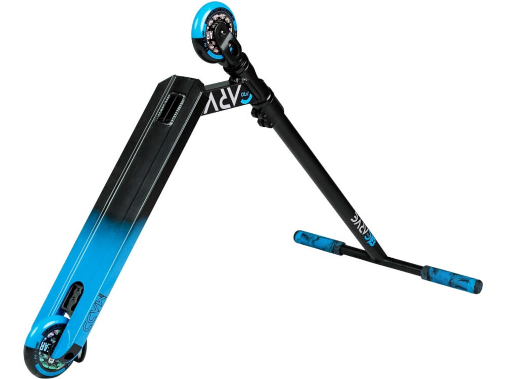 Hulajnoga wyczynowa MADD GEAR Carve Pro-X Czarno-niebieski koła PU w rozmiarze 100 mm felgi z tworzywa wysokiej klasy chromowane łożyska ABEC 7 płynność ruchu osiąganie dużych prędkości do ekstremalnej jazdy po skateparku twardość 88A