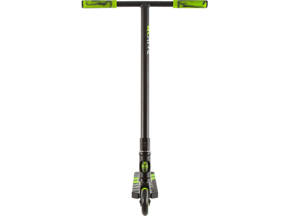 Hulajnoga wyczynowa MADD GEAR Carve Pro-X Czarno-zielony w czarno-zielonej kolorystyce dla młodych uzytkowników sprzęt all-in-one liczne elementy poprawiające komfort jazdy solidna jednoczęściowa kierownica zintegrowane i uszczelnione łożyska solidny 2-śrubowy zacisk aluminiowy