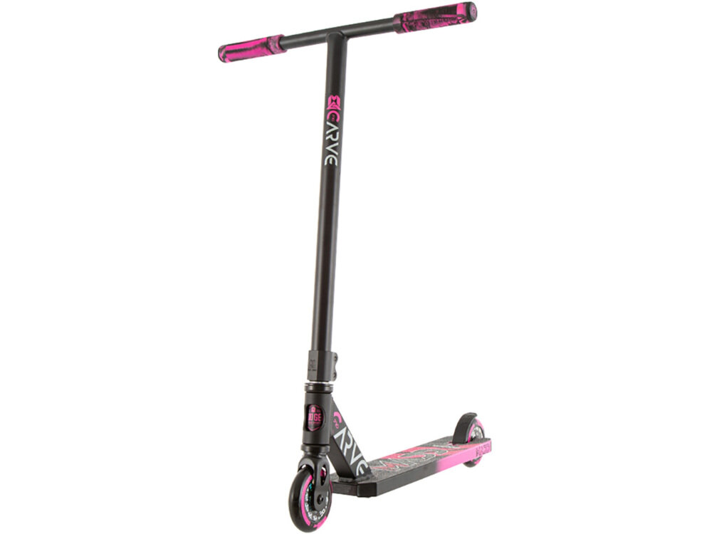 Hulajnoga wyczynowa MADD GEAR Carve Pro-X Czarno-różowy w czarno-różowej kolorystyce dla młodych uzytkowników sprzęt all-in-one liczne elementy poprawiające komfort jazdy solidna jednoczęściowa kierownica zintegrowane i uszczelnione łożyska solidny 2-śrubowy zacisk aluminiowy