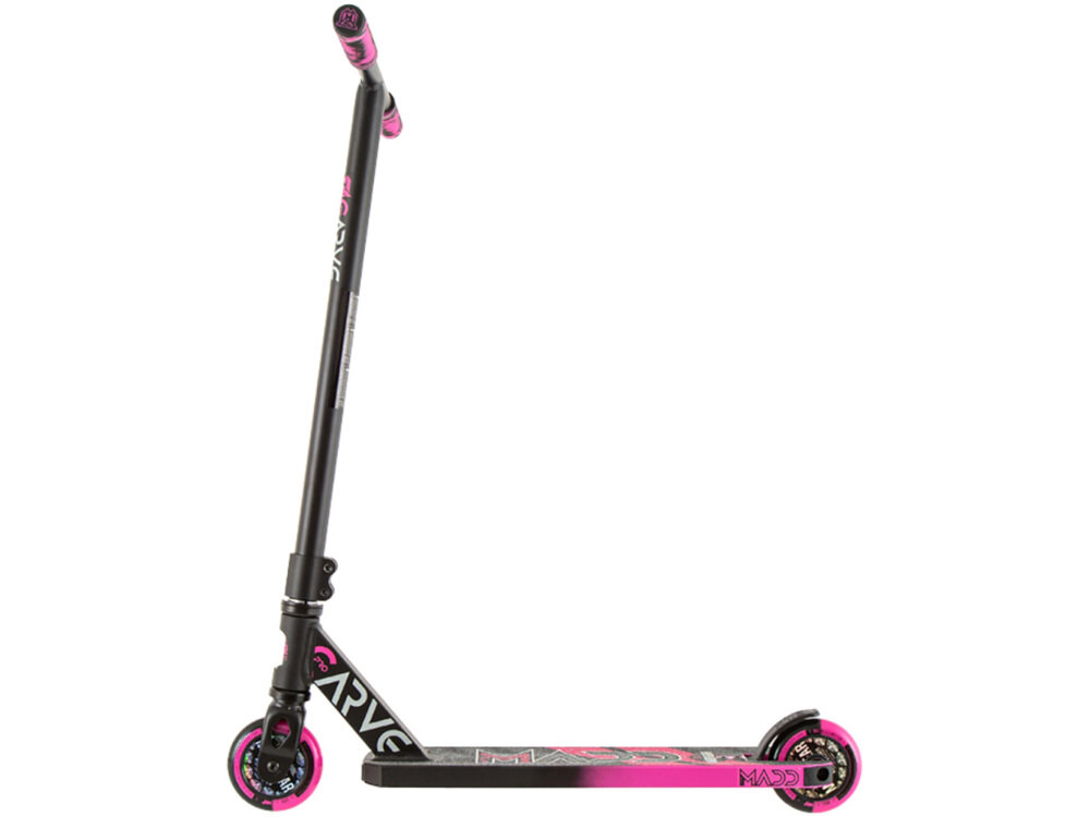 Hulajnoga wyczynowa MADD GEAR Carve Pro-X Czarno-różowy koła PU w rozmiarze 100 mm felgi z tworzywa wysokiej klasy chromowane łożyska ABEC 7 płynność ruchu osiąganie dużych prędkości do ekstremalnej jazdy po skateparku twardość 88A