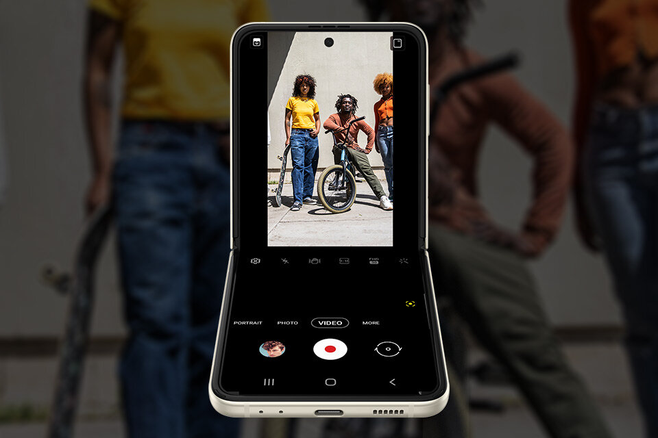 Automatyczne kadrowanie pomoże Ci zostać mistrzem aparatu Galaxy Z Flip3 5G. Przyjdź do Media Expert i wybierz urządzenie dla siebie!