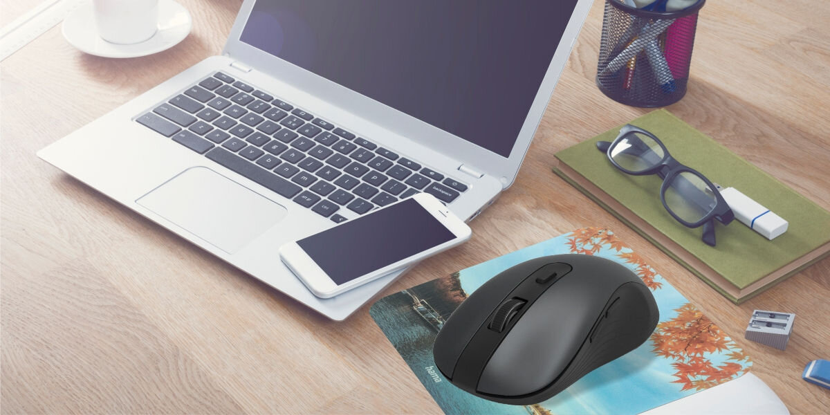 Mysz HAMA MW-650 Czarny
nawiguj trzema urządzeniami,
drewniany blat, laptop, telefon, mysz, zeszyt, okulary temperówka, pendrive, podkładka
