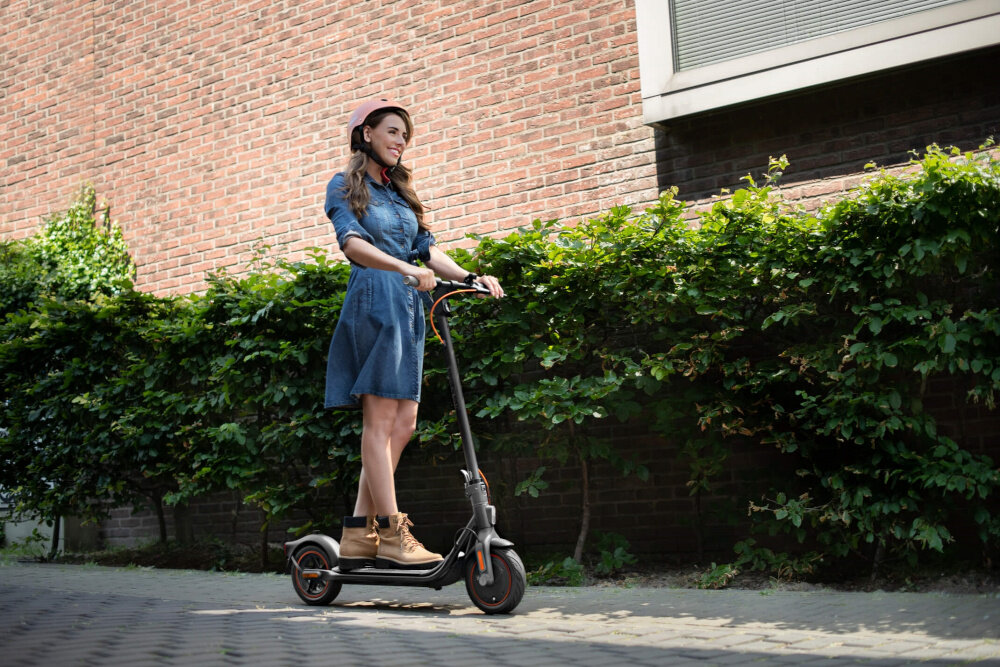 Hulajnoga elektryczna SEGWAY F40E Szary silnik moc 350 W bateria pojemność 10,2 Ah napięcie 36 V maksymalna prędkość do 25 km/h pełne ładowanie trwa około 6,5 godzin inteligentny system zarządzania BMS stopień ochrony IPX5 4 tryby jazdy Eco Standardowy Sportowy Pieszy maksymalny zasięg do 40 km