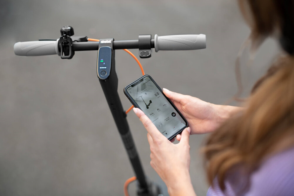 Hulajnoga elektryczna SEGWAY F40E Szary wyświetlacz LED intuicyjny aplikacja Segway-Ninebot Bluetooth dostęp do wielu funkcji aktualna prędkość poziom naładowania baterii