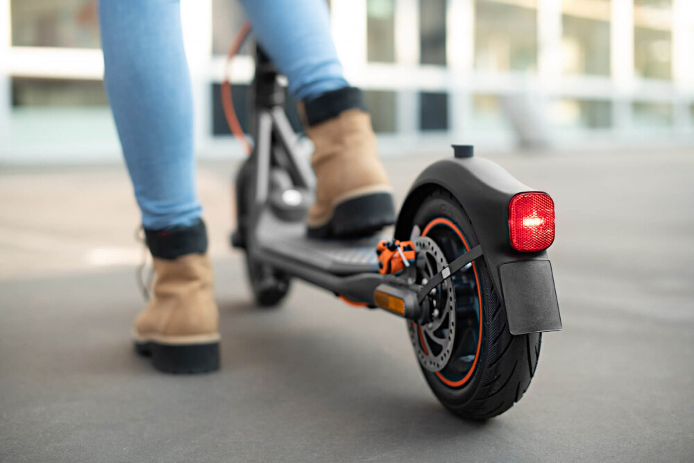 Hulajnoga elektryczna SEGWAY F40E Szary podwójne oświetlenie światło przednie moc 2,1 W tylne odblaski certyfikowane E-MARK