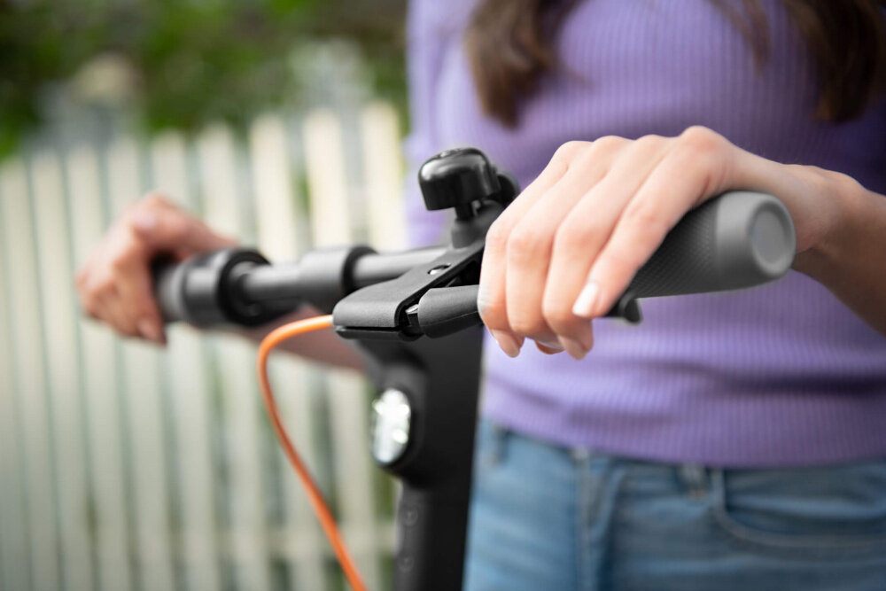 Hulajnoga elektryczna SEGWAY F40E Szary podwójny system hamowania przedni hamulec elektryczny tylny hamulec tarczowy