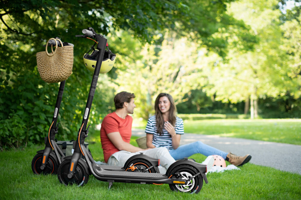 Hulajnoga elektryczna SEGWAY F30E Czarny w czarnym kolorze dla osób dorosłych kompaktowa lekka energooszczędna do prowadzenia miejskiego stylu życia waga 16,9 kg unikalny elegancki nowoczesny wygląd