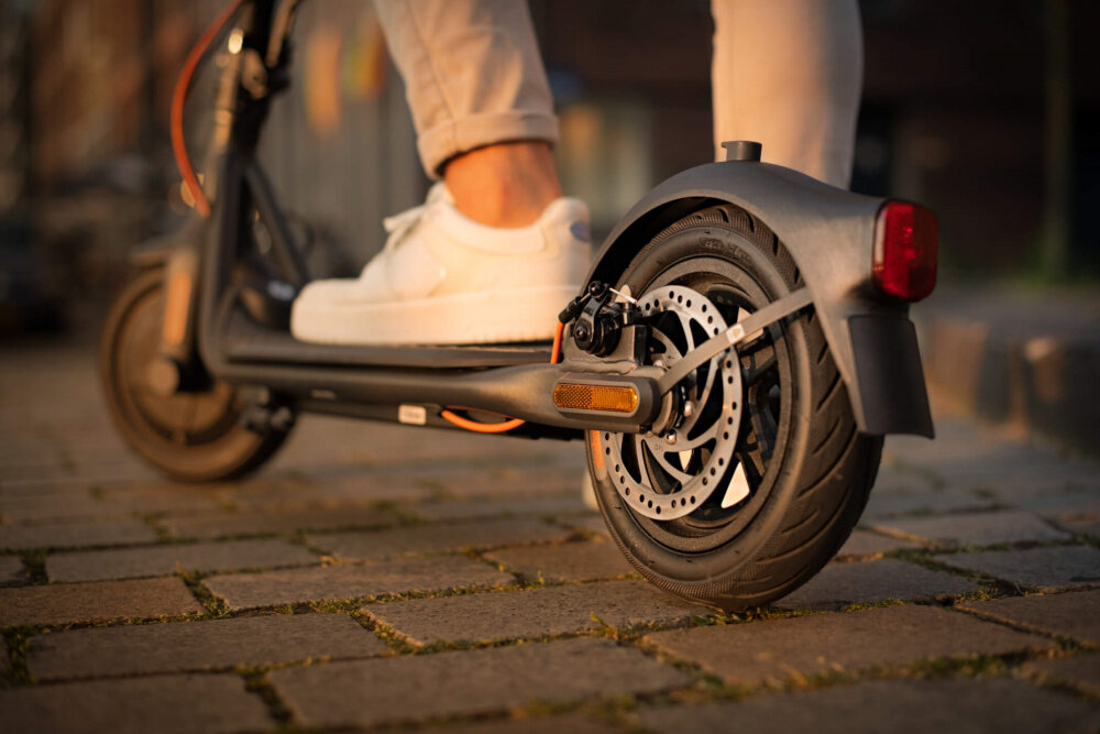 Hulajnoga elektryczna SEGWAY F30E Czarny koła średnica 10 cali opony pneumatyczne z dętką wewnętrzną odporność na przebicia płynna jazda zdolne do absorbowania wszelkich drgań