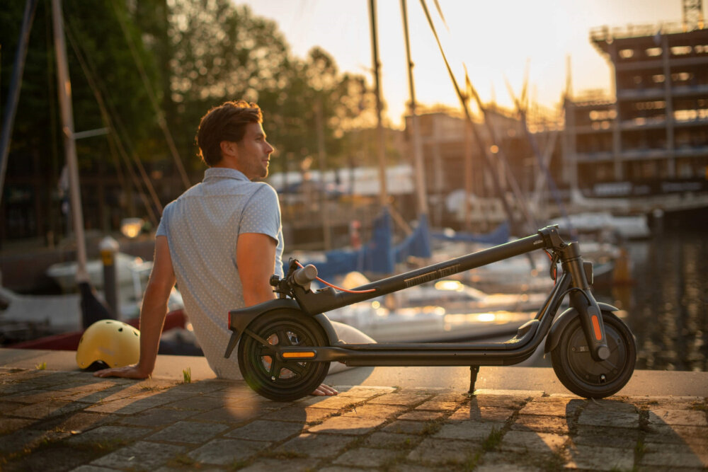 Hulajnoga elektryczna SEGWAY F30E Czarny prosty mechanizm składania zajmuje niewiele miejsca