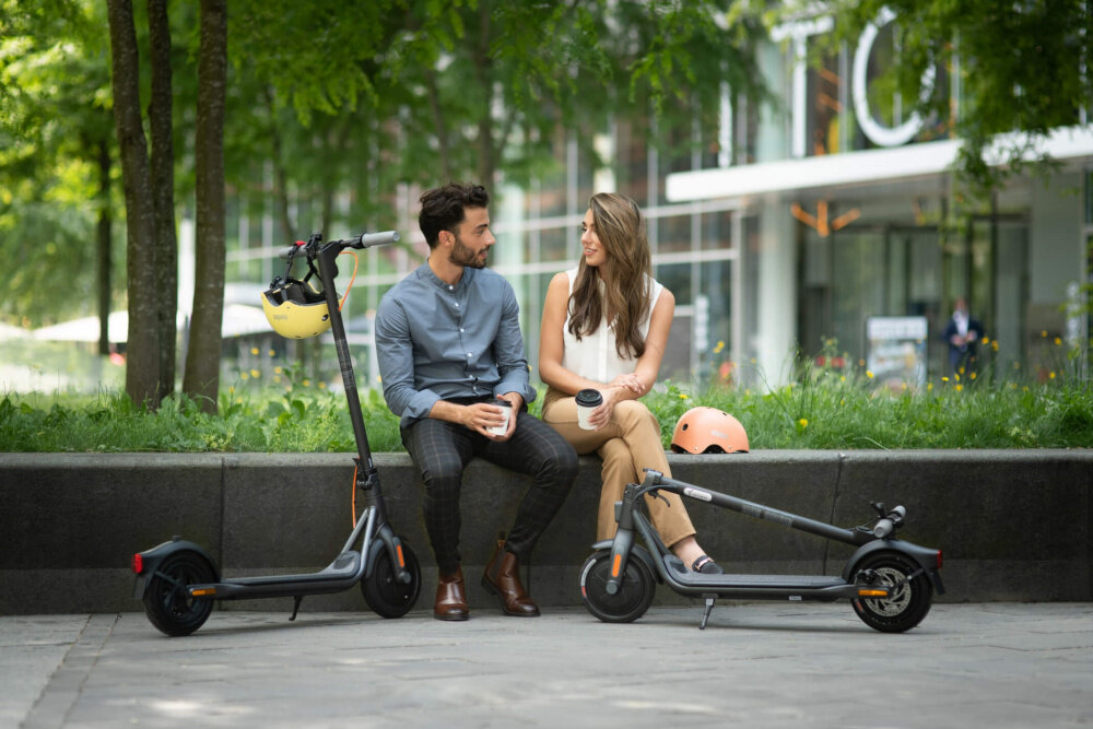 Hulajnoga elektryczna SEGWAY F25E Czarny w czarnym kolorze dla osób dorosłych kompaktowa lekka energooszczędna do prowadzenia miejskiego stylu życia waga 15,3 kg unikalny elegancki nowoczesny wygląd