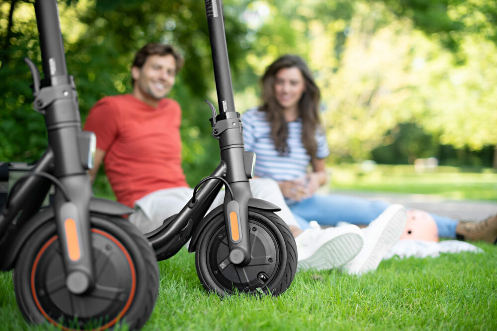 Hulajnoga elektryczna SEGWAY F25E Czarny silnik moc 250 W bateria pojemność 7,65 Ah napięcie 36 V maksymalna prędkość do 25 km/h pełne ładowanie trwa około 5 godzin inteligentny system zarządzania BMS stopień ochrony IPX5 4 tryby jazdy Eco Standardowy Sportowy Pieszy maksymalny zasięg do 25 km