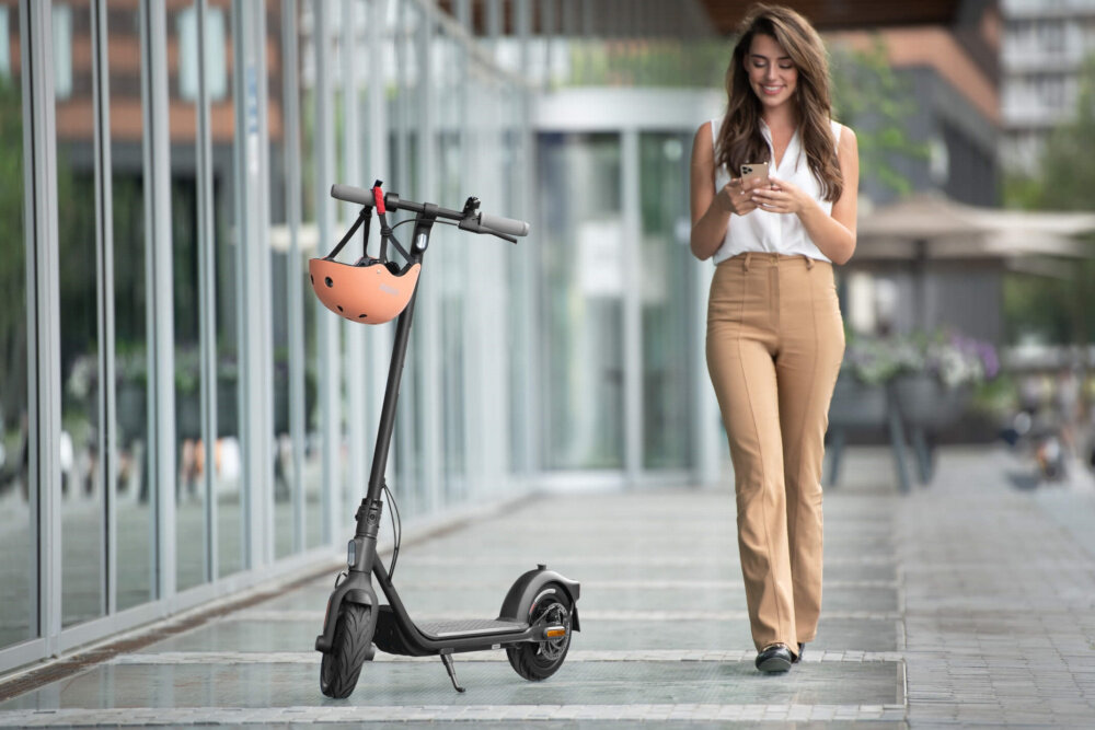Hulajnoga elektryczna SEGWAY F25E Czarny wyświetlacz LED intuicyjny aplikacja Segway-Ninebot Bluetooth dostęp do wielu funkcji aktualna prędkość poziom naładowania baterii