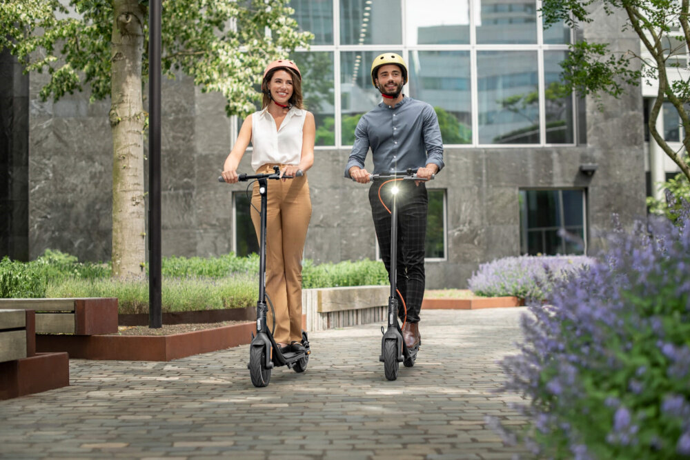 Hulajnoga elektryczna SEGWAY F25E Czarny podwójne oświetlenie światło przednie moc 2,1 W tylne odblaski certyfikowane E-MARK