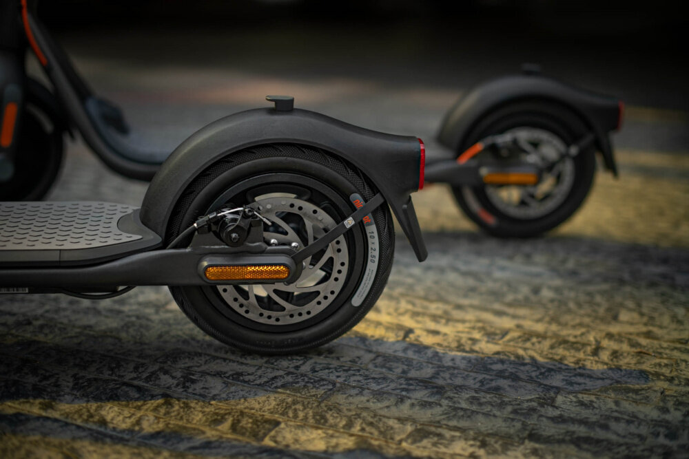 Hulajnoga elektryczna SEGWAY F25E Czarny koła średnica 10 cali opony pneumatyczne z dętką wewnętrzną odporność na przebicia płynna jazda zdolne do absorbowania wszelkich drgań