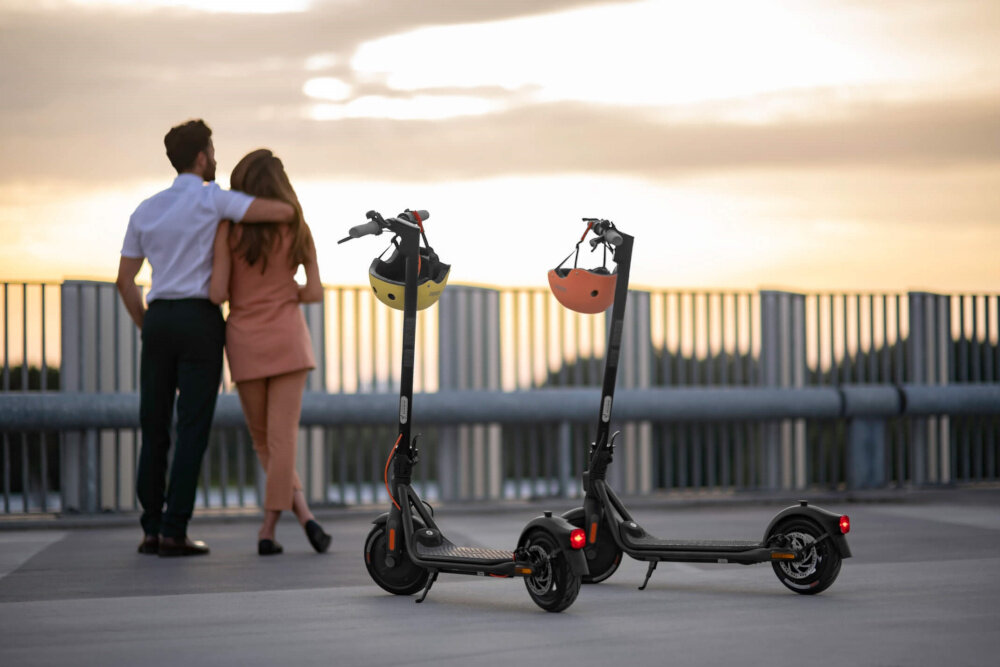 Hulajnoga elektryczna SEGWAY F25E Czarny składana stopka wytrzymała nóżka zamontowana w centralnym punkcie ciężkości