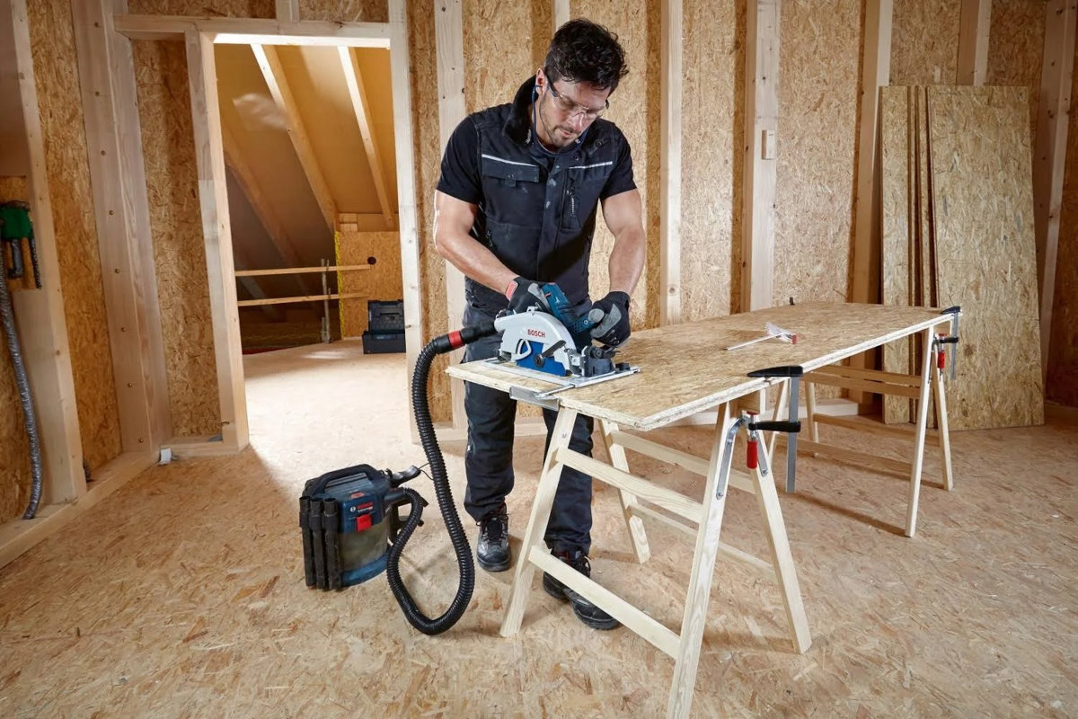 Pilarka tarczowa BOSCH Professional GKS 18V-68 GC uchwyt kontrola wspomaganie