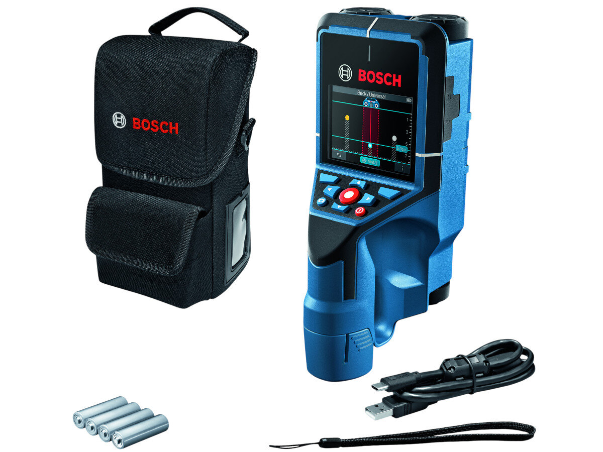 Na obrazie znajduje się detektor w kolorze niebieskim z wyświetlaczem i przyciskami, obok czarna torba z logo BOSCH. Widać również cztery baterie, kabel USB i pasek na rękę.