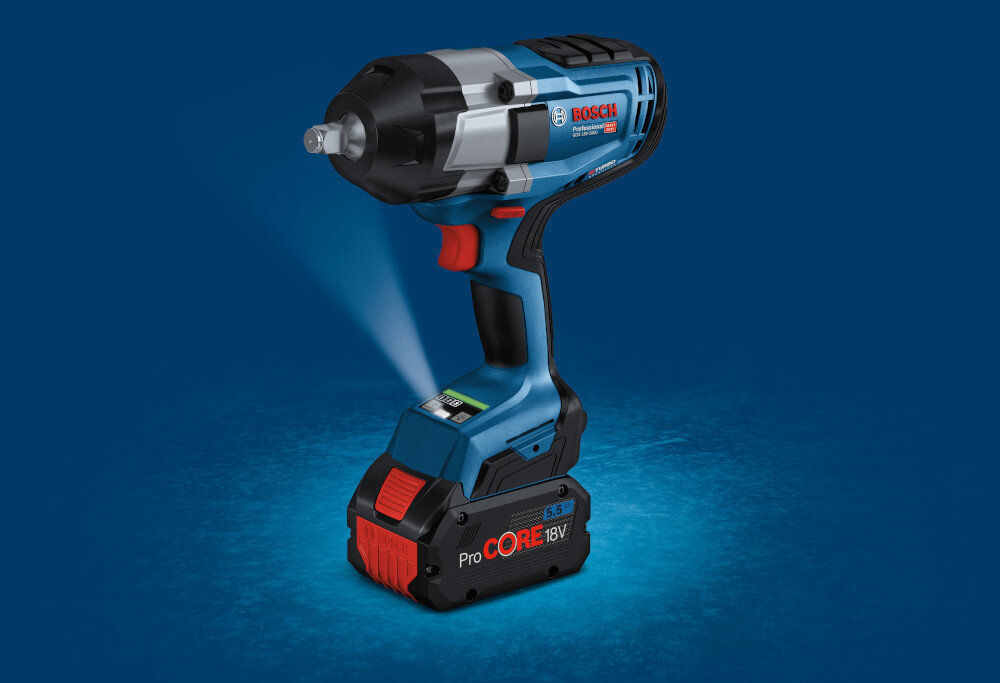 Klucz udarowy BOSCH Professional GDS 18V-1000 06019J8300 niebieskie tło klucz widoczny od przodu pod skosem włączona lampka wbudowane oświetlenie LED doświetla miejsce pracy pozwala szybciej i dokładniej ustawić nasadkę na śrubie zmniejszając ryzyko poślizgu i uszkodzenia elementów