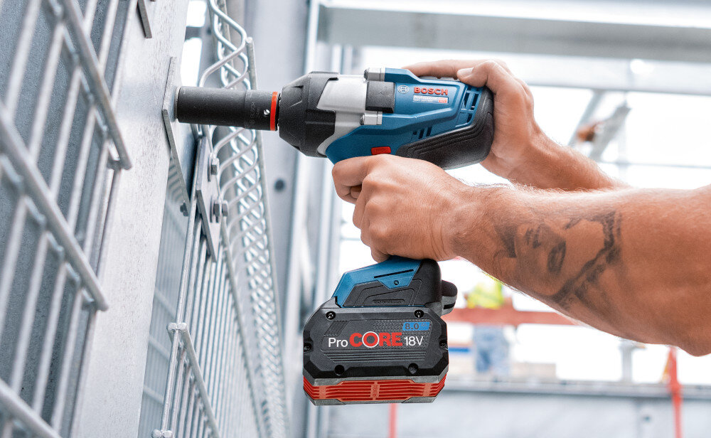 Klucz udarowy BOSCH Professional GDS 18V-1000 06019J8300 metalowa konstrukcja płot ogrodzenie osoba dokręca śrubę na konstrukcji trzy ustawienia prędkości i momentu obrotowego zakres momentu obrotowego 350/700/100 Nm zakres prędkości 0–800, 0–1200 oraz 0-1750 obr./min większa kontrolę nad pracą łatwiejsze wykonywanie precyzyjnych montaży zmniejszone ryzyko poprawek