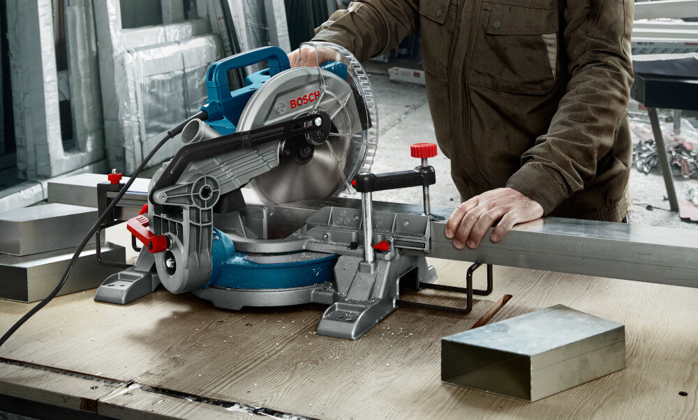 Piła ukośnica BOSCH Professional GCM 216 0601B33000 praktyczny przymiar powtarzalne ciecia uzyskiwanie identycznych elementow precyzyjny laser z czerwona wiazka dokladne ciecie ciecie pod katem 45 stopni na glebokosc do 43 cm ciecie pod katem 90 stopni na glebokosc do 60 mm wszechstronne zastosowanie