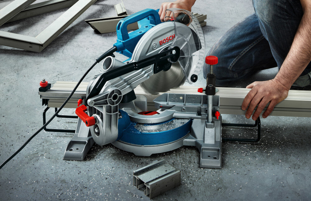 Piła ukośnica BOSCH Professional GCM 216 0601B33000 stabilna przedluzka stolu wytrzymala prowadnica wieksza szerokosc bardziej stabilne podparcie materialu plynnosc pracy doskonale efekty koncowe precyzja niezawodnosc
