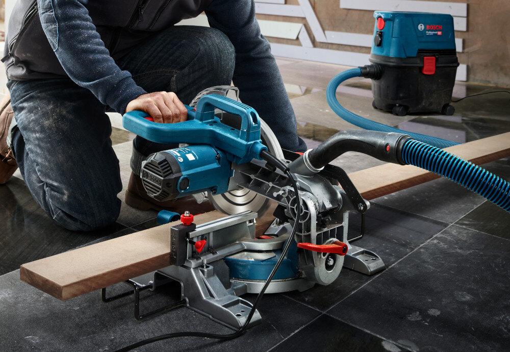 Piła ukośnica BOSCH Professional GCM 216 0601B33000 mozliwosc podlaczenia do odkurzacza przystawka odsysajaca zintegrowana z workiem na pyl czyste miejsce pracy lepsza widocznosc obrabianego materialu