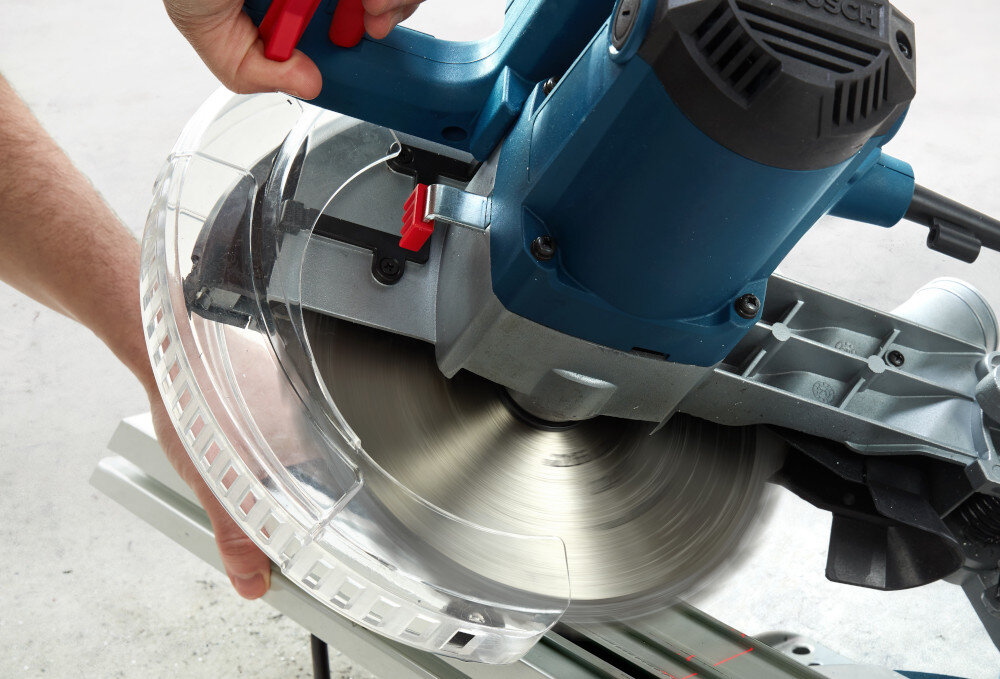 Piła ukośnica BOSCH Professional GCM 216 0601B33000 tarcza tnaca srednica 216 mm srednica otworu 30 mm wysoka zywotnosc ostrza minimalne koszty do pracy w drewnie aluminium materialach niezaleznych