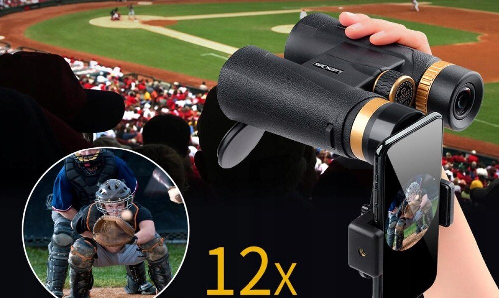 Na obrazie widoczna jest lornetka z czarnymi i złotymi elementami, trzymana nad stadionem baseballowym. Na dole znajduje się napis \'12x\'.