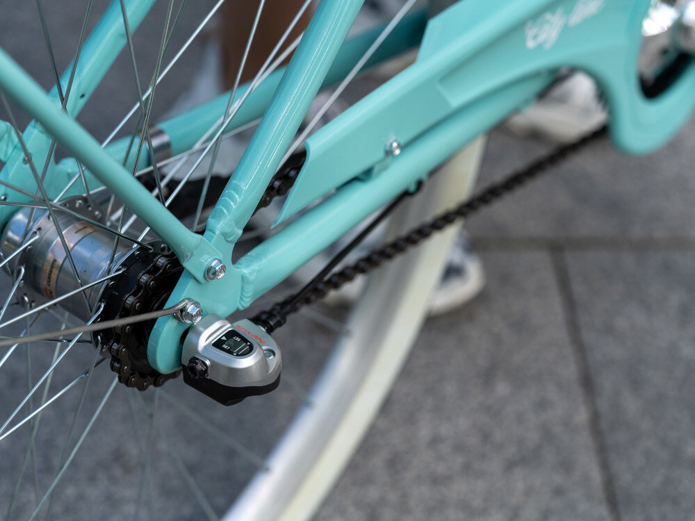 Rower miejski INDIANA Moena A3B 28 cali damski Lazur przerzutki na tył marki SHIMANO Nexus 3 3 biegi manetka SHIMANO Revoshift