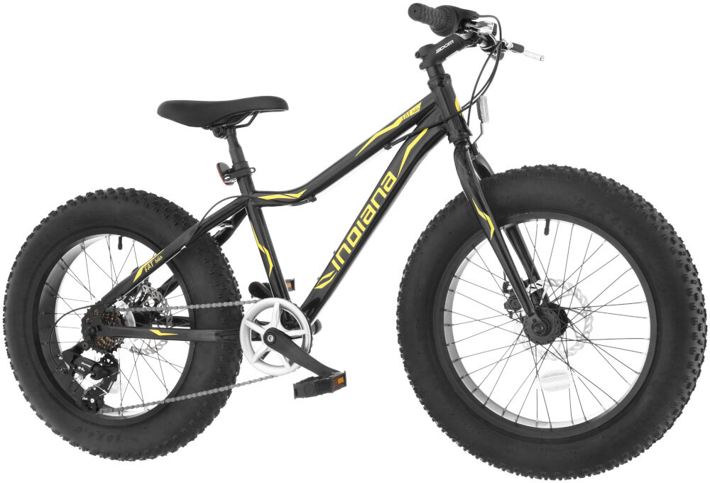 Rower dziecięcy INDIANA Fatbike 20 cali dla chłopca Czarno-żółty rower na białym tle widoczny od przodu pod skosem rower młodzieżowy uniwersalny do jazdy po trudnym terenie przerzutki hamulce bezpieczeństwo 