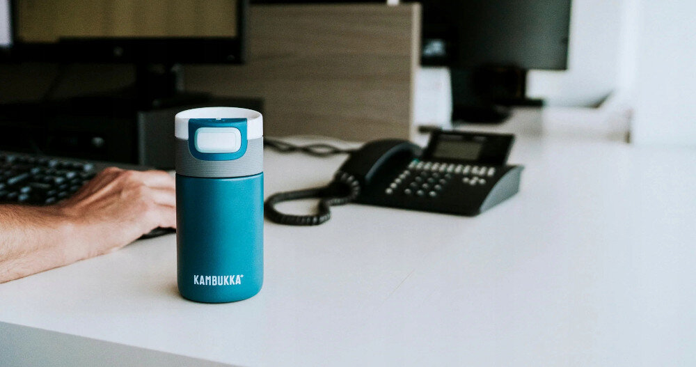 Kubek termiczny KAMBUKKA Etna 300 ml Niebieski utrzymanie temperatury izolacja próżniowa zimne ciepłe napoje nakrętka 3 w 1 wygoda bezpieczeństwo zmiana nakrętek personalizacja MIX & MATCH bez szkodliwego BPA bezpieczny dla zdrowia