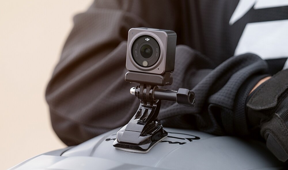 Kamera sportowa DJI Action 2 obiektyw matryca rozdzielczość bateria ekran montaż aplikacja filmy zdjęcia tryby odporność 4k mikrofon