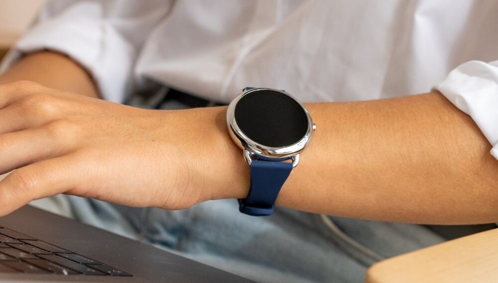 Smartwatch BEMI Cosmo ekran bateria czujniki zdrowie sport pasek ładowanie pojemność rozdzielczość łączność sterowanie krew puls rozmowy smartfon aplikacja