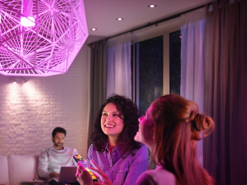 Zestaw startowy PHILIPS HUE 929002468804 9W E27 (3 szt.) + mostek Bridge współpracuje z Amazon Alexa Apple HomeKit Google Assistant Microsoft Cortana sterowanie oświetleniem za pomocą głosu Bluetooth Zigbee