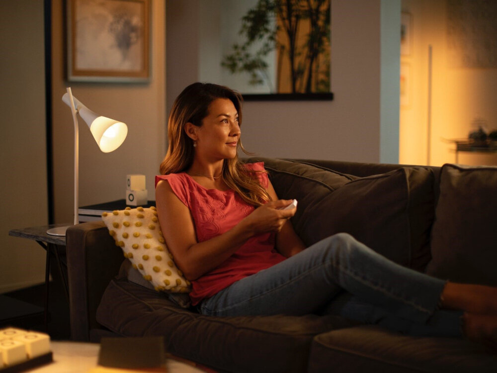 Zestaw startowy PHILIPS HUE 929002468804 9W E27 (3 szt.) + mostek Bridge regulator przyciemniania można demontować z gniazda ściennego używać jako pilota zdalnego sterowania