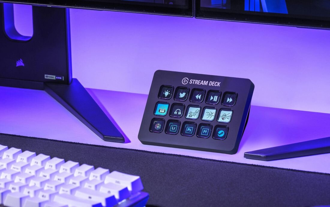 Panel Elgato Stream Deck stoi na biurku obok monitora i klawiatury w podświetlonym stanowisku komputerowym z fioletowym światłem - Wprowadzenie / Dla kogo jest ten panel  