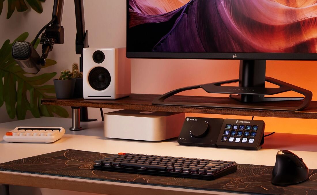 Biurko z monitorem, głośnikami i klawiaturą zawiera panel Elgato Stream Deck obok kontrolera audio w ciepłym oświetleniu - Kompatybilność  
