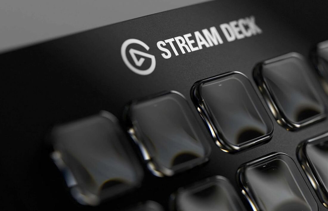 Zbliżenie na logo Stream Deck oraz rzędy błyszczących przycisków panelu Elgato pokazane na ciemnej powierzchni - Dla kogo jest ten panel?  