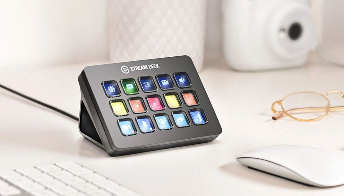 Panel Elgato Stream Deck stoi na jasnym biurku obok myszy i okularów, podłączony kablem do komputera - Integracja z OBS, Twitch, YouTube i setkami aplikacji  