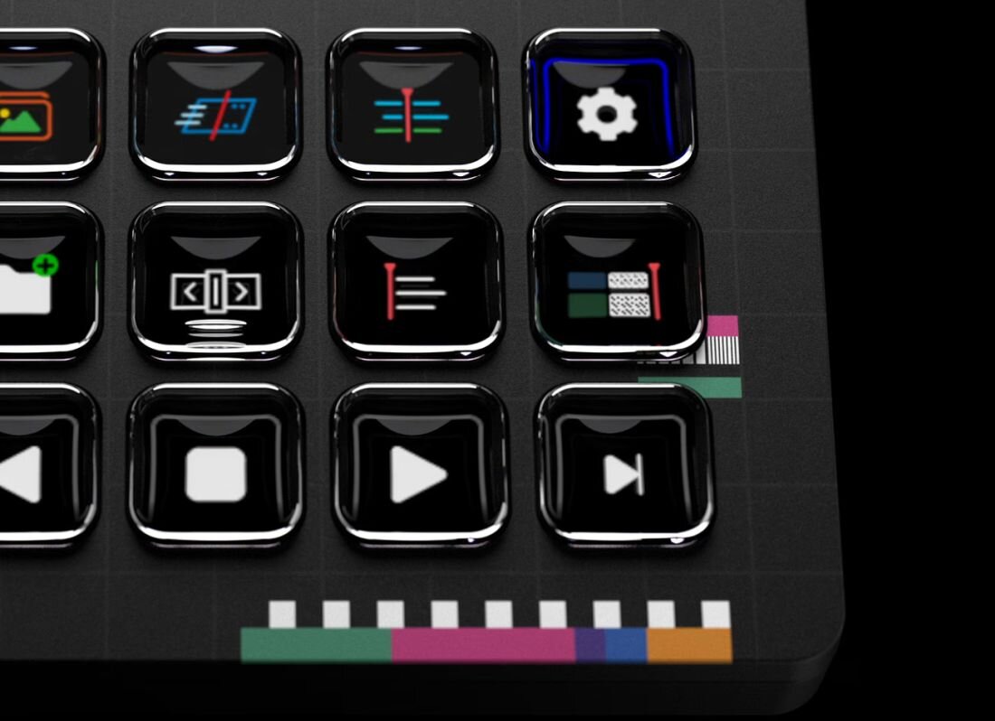 Zbliżenie panelu Elgato Stream Deck ukazuje rzędy przycisków z ikonami multimediów i ustawień na ciemnej powierzchni - Wymienne przednie płaty  