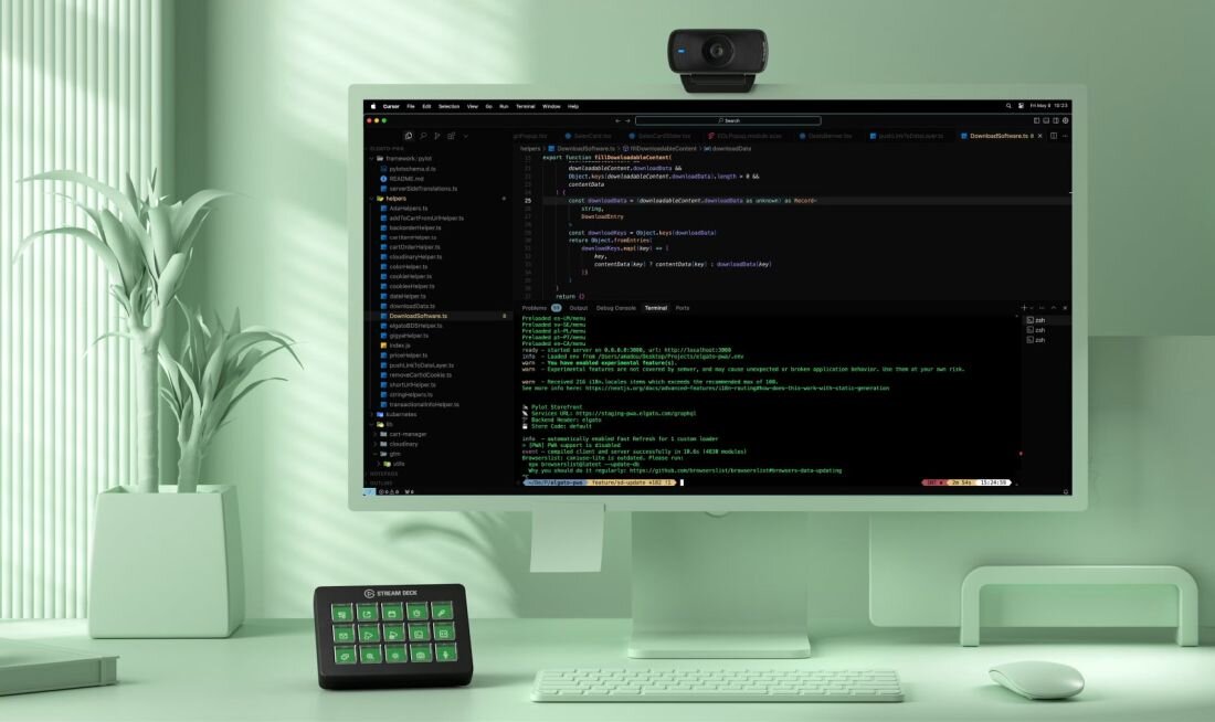 Zestaw komputerowy z monitorem, klawiaturą i kamerą wykorzystuje panel Elgato Stream Deck ustawiony na biurku w zielonym otoczeniu - Oprogramowanie Stream Deck  